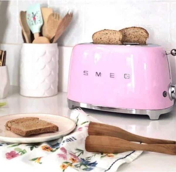 Smeg, Grille-pain 4 Tranches TSF02PKEU, 2 Fentes 36 mm, 6 Niveaux de Brunissage, Fonction Chauffage, Décongélation et Bagel, Éjection Automatique du Pain, Ramasse Miettes, 1500 W, Rose [Classe énergétique A]