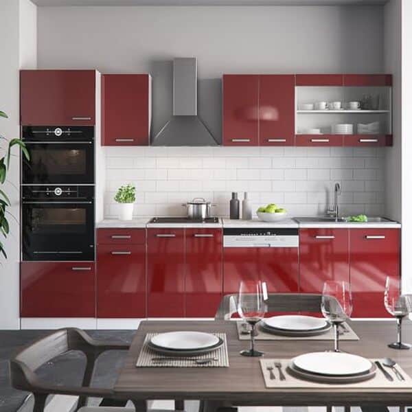 Découvrez notre test complet de la cuisine Vicco R-Line 300cm en rouge brillant et blanc avec armoire haute. Consultez les avis sur son design moderne et son agencement fonctionnel.