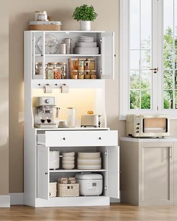 Découvrez le buffet cuisine avec LED et multiprise : une solution élégante et pratique pour moderniser votre espace. Style et technologie s'allient pour un intérieur unique.