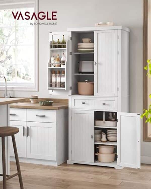 Découvrez notre test complet du vaisselier blanc VASAGLE BBC561W21 : design moderne, capacité de rangement optimale et qualité au meilleur prix pour votre cuisine.